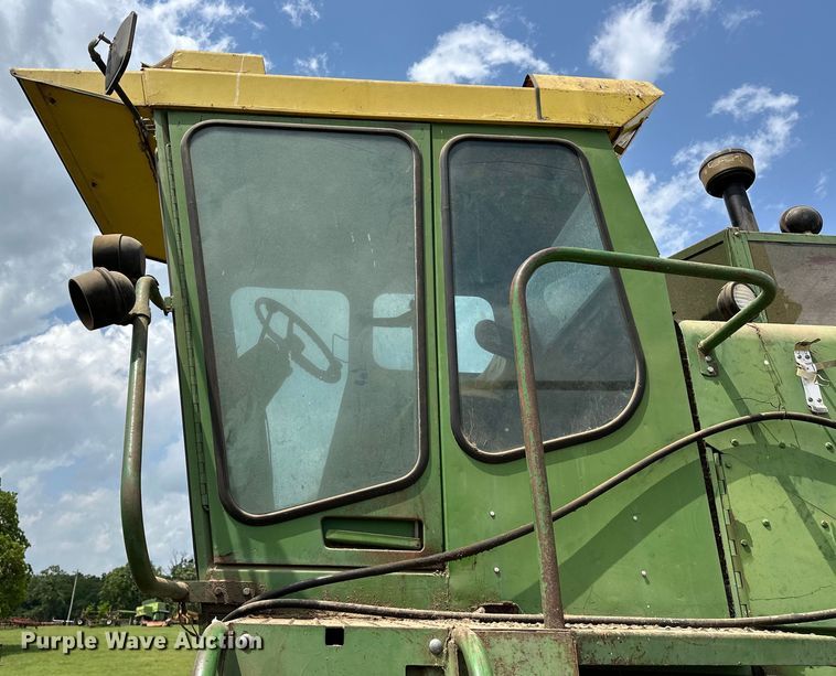 image for item NR9824 John Deere 4400 combine