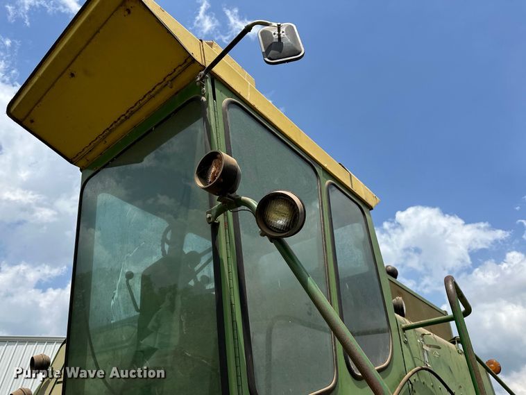 image for item NR9824 John Deere 4400 combine