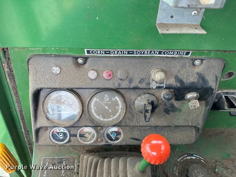 image for item NR9824 John Deere 4400 combine