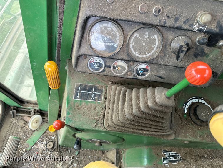 image for item NR9824 John Deere 4400 combine