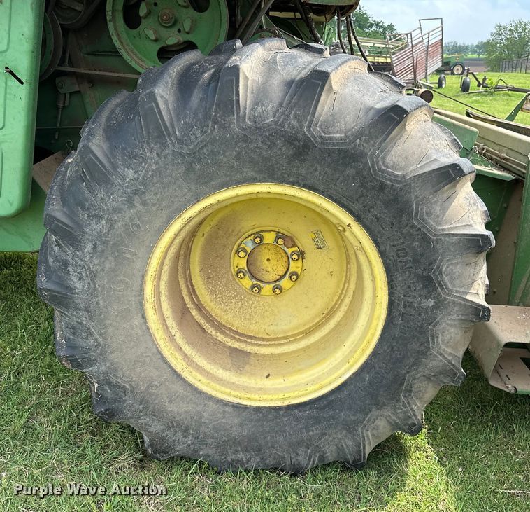 image for item NR9824 John Deere 4400 combine