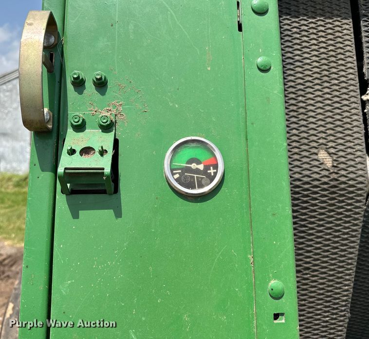 image for item NR9830 2013 John Deere 569 MegaWidePlus round baler