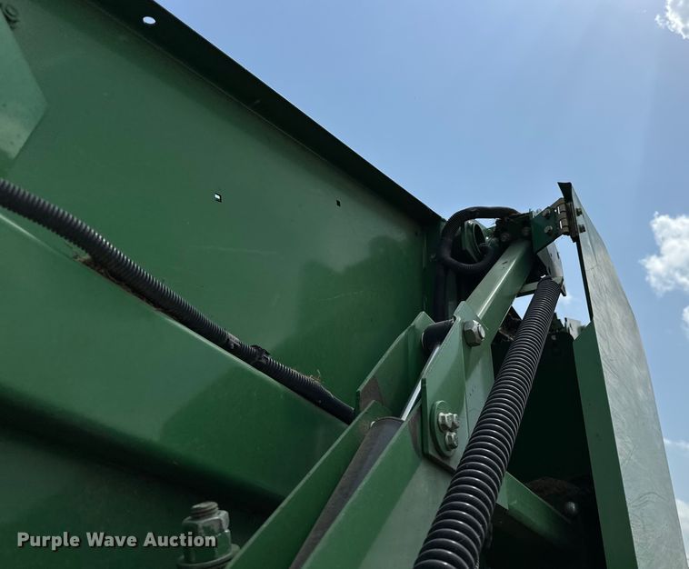 image for item NR9830 2013 John Deere 569 MegaWidePlus round baler