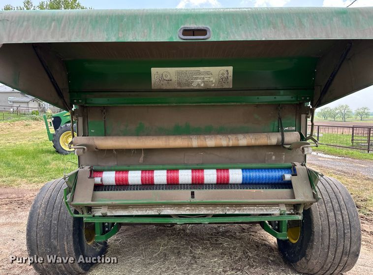 image for item NR9830 2013 John Deere 569 MegaWidePlus round baler
