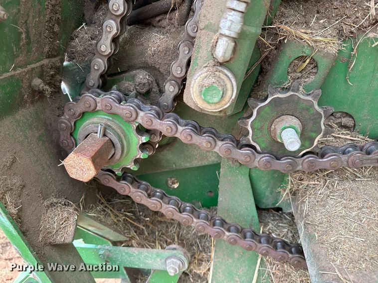 image for item NR9830 2013 John Deere 569 MegaWidePlus round baler