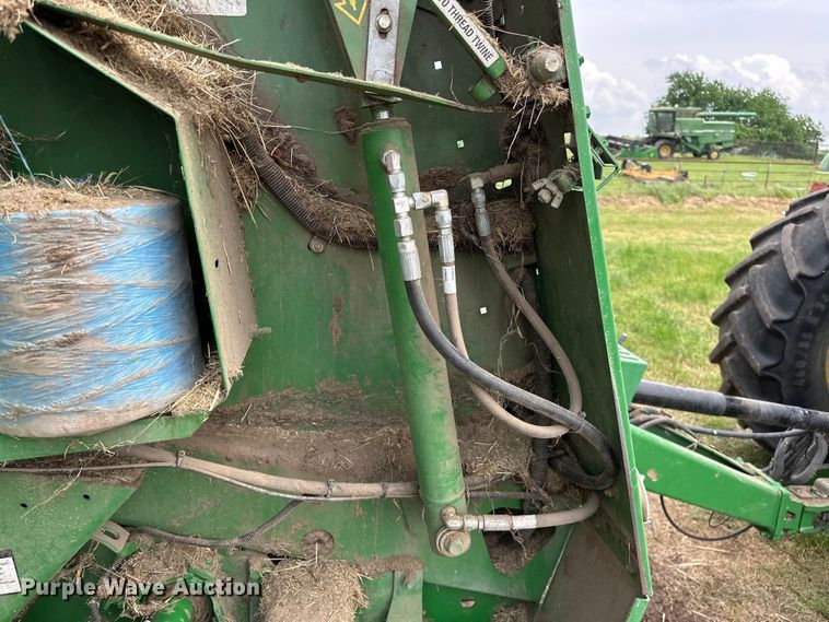 image for item NR9830 2013 John Deere 569 MegaWidePlus round baler