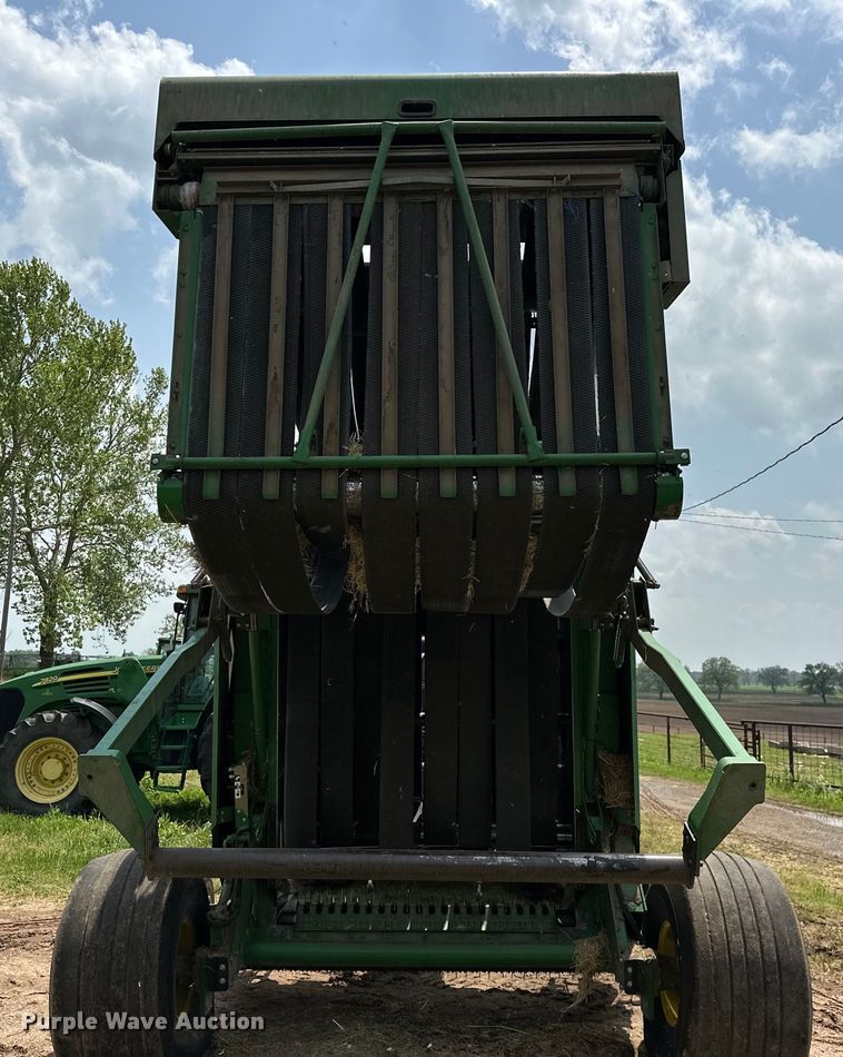 image for item NR9830 2013 John Deere 569 MegaWidePlus round baler