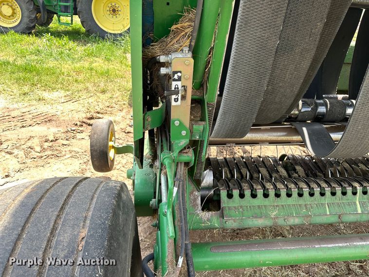 image for item NR9830 2013 John Deere 569 MegaWidePlus round baler