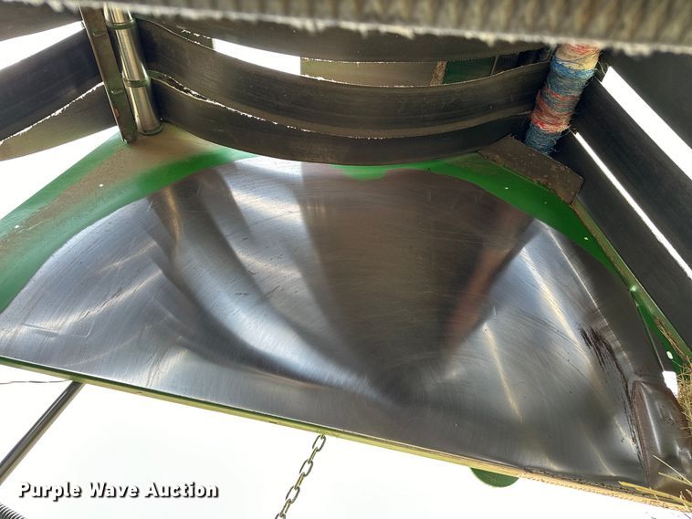 image for item NR9830 2013 John Deere 569 MegaWidePlus round baler