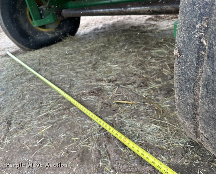 image for item NR9830 2013 John Deere 569 MegaWidePlus round baler