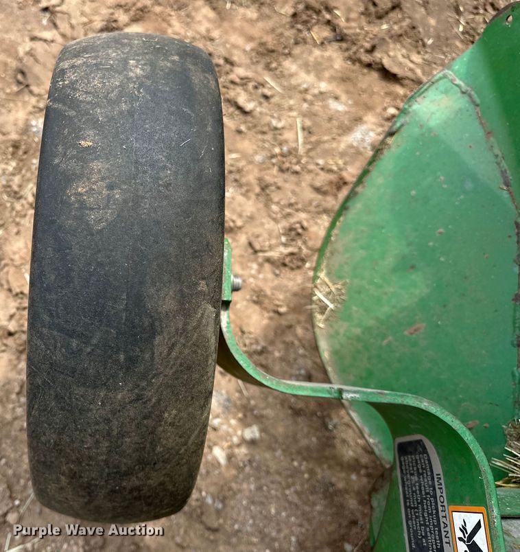 image for item NR9830 2013 John Deere 569 MegaWidePlus round baler