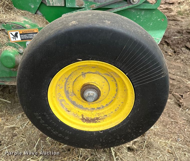 image for item NR9830 2013 John Deere 569 MegaWidePlus round baler