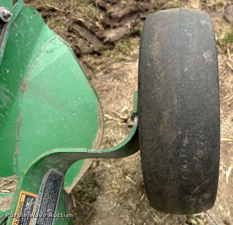 image for item NR9830 2013 John Deere 569 MegaWidePlus round baler