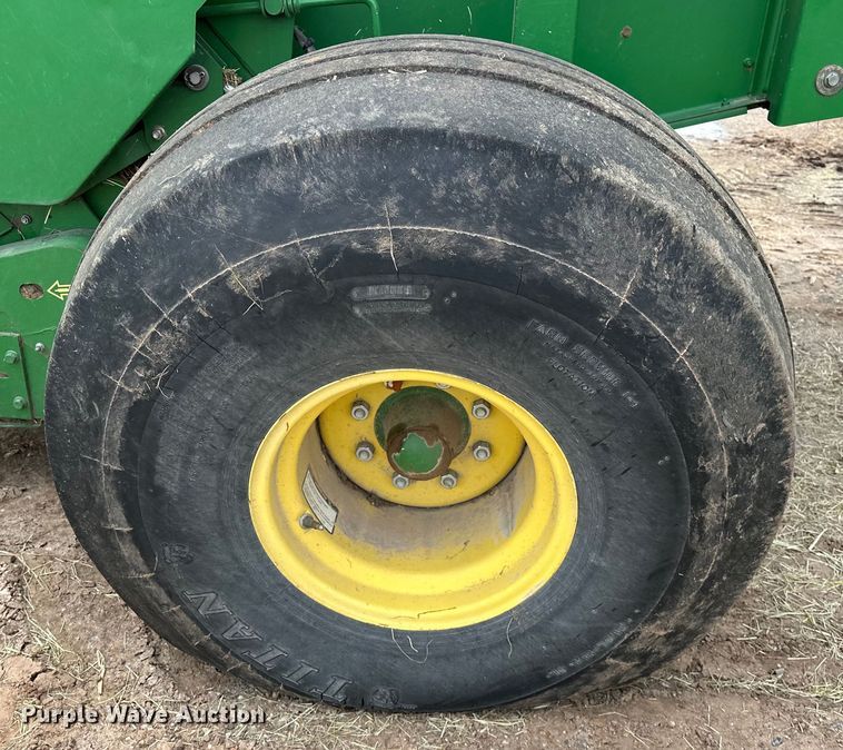 image for item NR9830 2013 John Deere 569 MegaWidePlus round baler