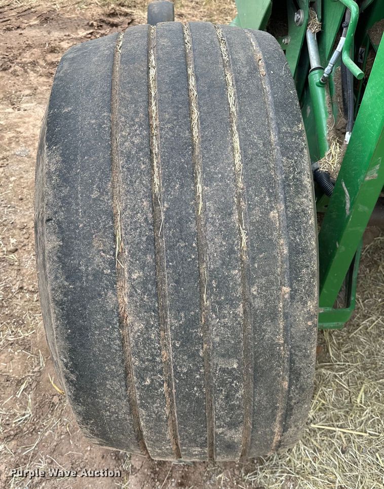 image for item NR9830 2013 John Deere 569 MegaWidePlus round baler