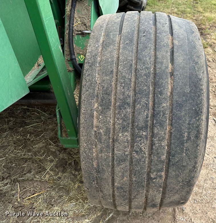 image for item NR9830 2013 John Deere 569 MegaWidePlus round baler