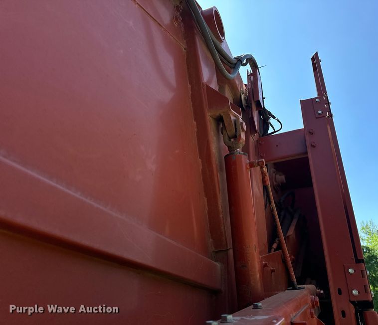 image for item NR9866 Hesston 846A round baler