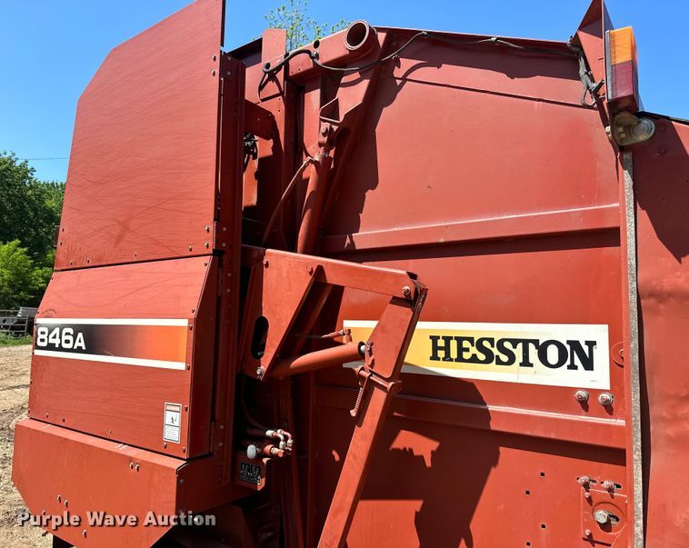 image for item NR9866 Hesston 846A round baler