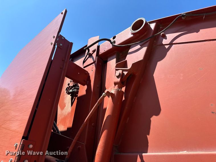 image for item NR9866 Hesston 846A round baler