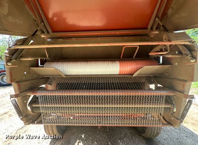 image for item NR9866 Hesston 846A round baler