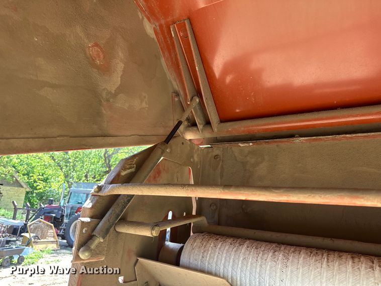 image for item NR9866 Hesston 846A round baler