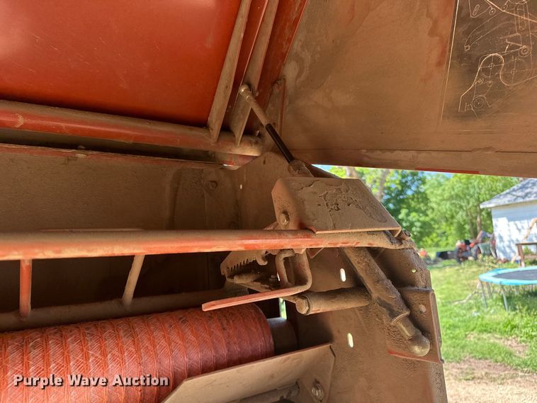 image for item NR9866 Hesston 846A round baler
