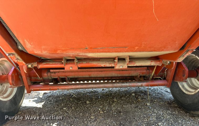 image for item NR9866 Hesston 846A round baler