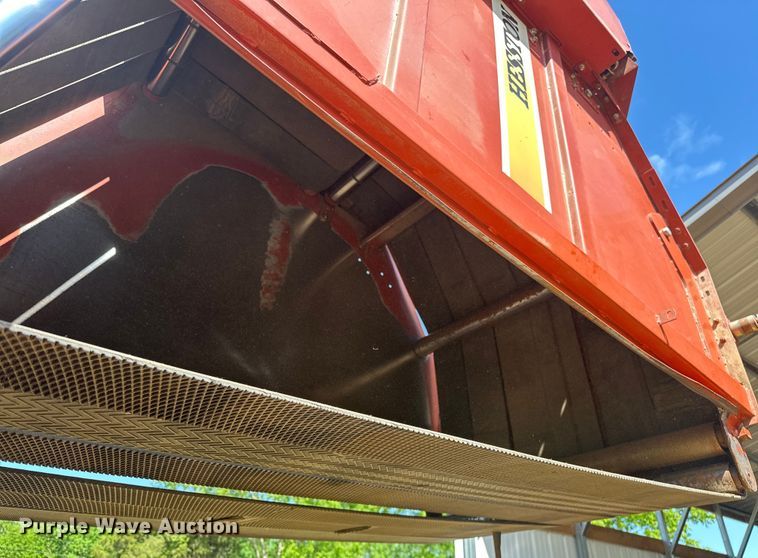 image for item NR9866 Hesston 846A round baler