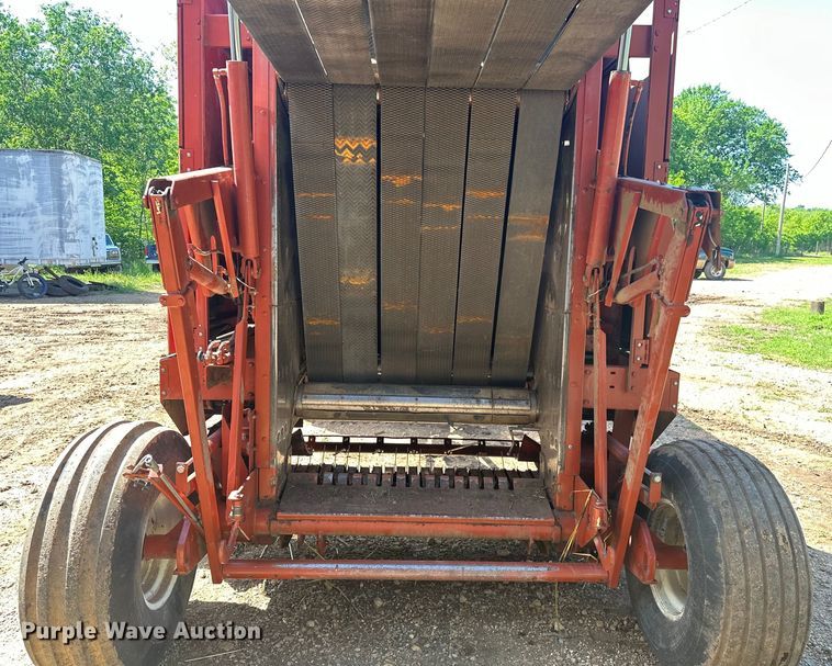 image for item NR9866 Hesston 846A round baler