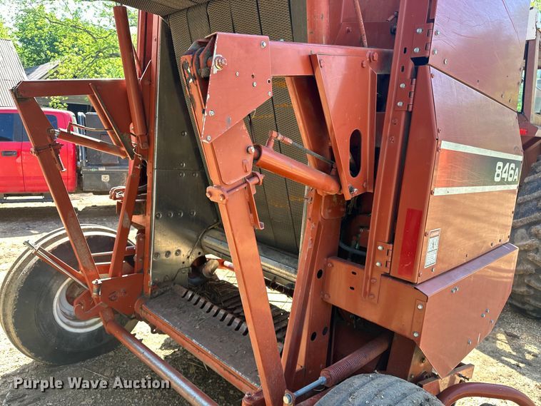 image for item NR9866 Hesston 846A round baler