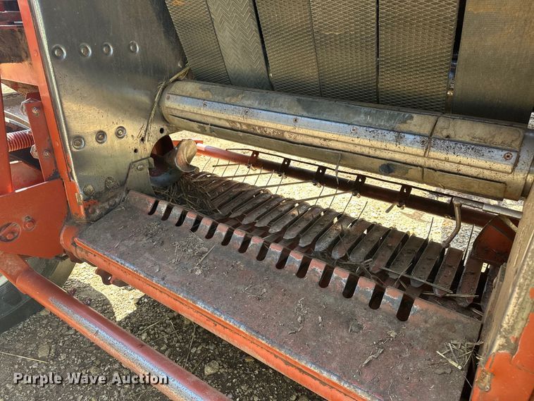 image for item NR9866 Hesston 846A round baler