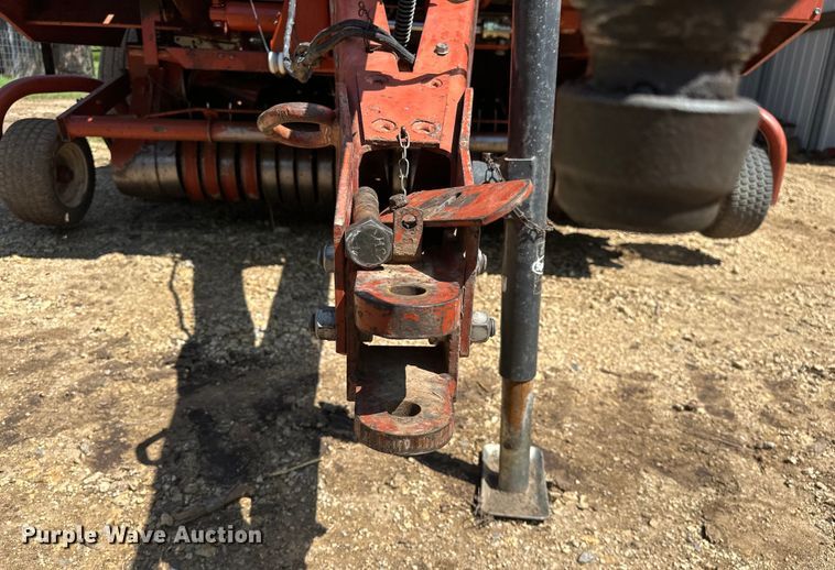 image for item NR9866 Hesston 846A round baler