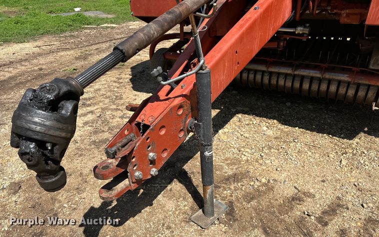 image for item NR9866 Hesston 846A round baler