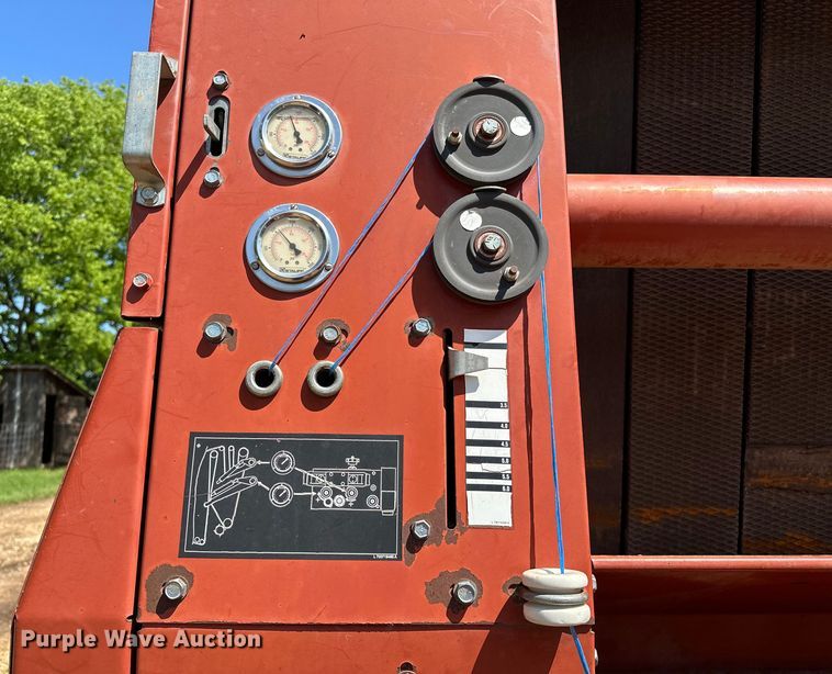 image for item NR9866 Hesston 846A round baler