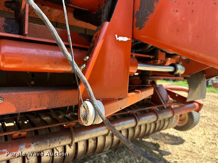 image for item NR9866 Hesston 846A round baler