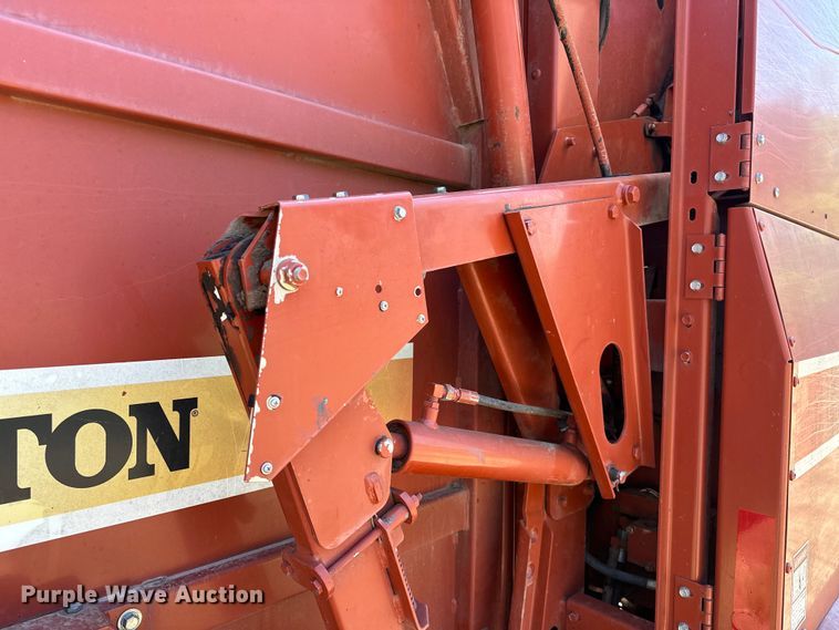 image for item NR9866 Hesston 846A round baler