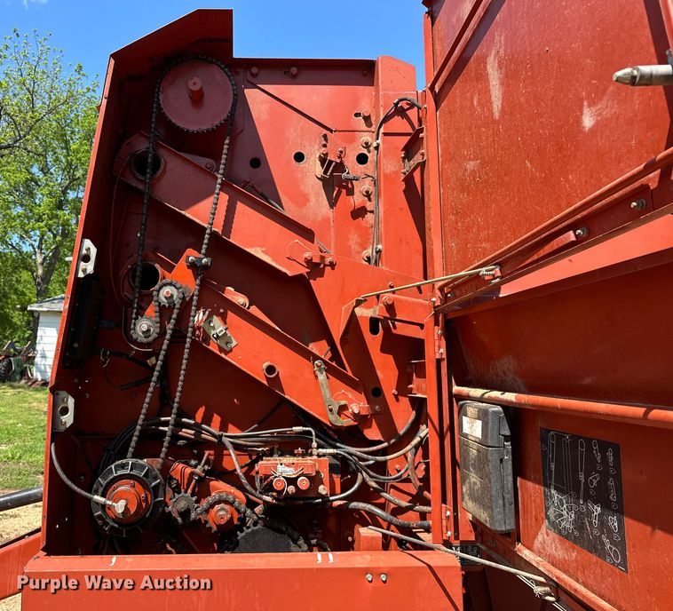 image for item NR9866 Hesston 846A round baler