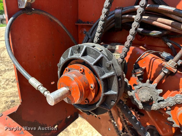 image for item NR9866 Hesston 846A round baler