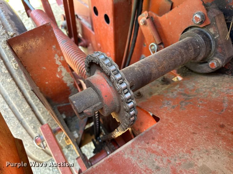 image for item NR9866 Hesston 846A round baler