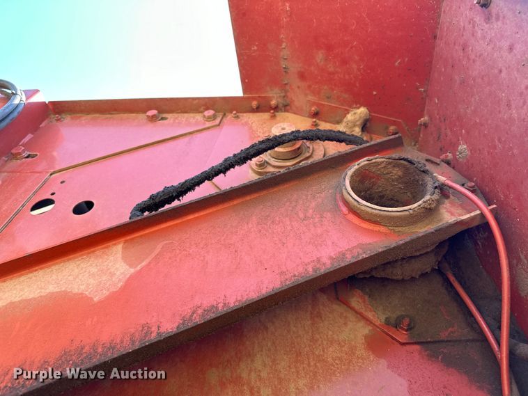 image for item NR9866 Hesston 846A round baler