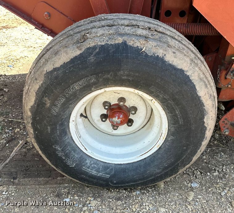 image for item NR9866 Hesston 846A round baler