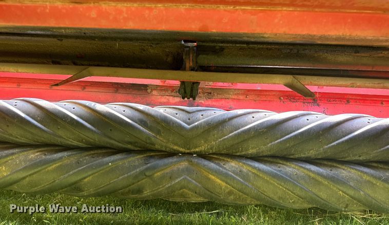 image for item NR9870 New Holland  116 swather / windrower