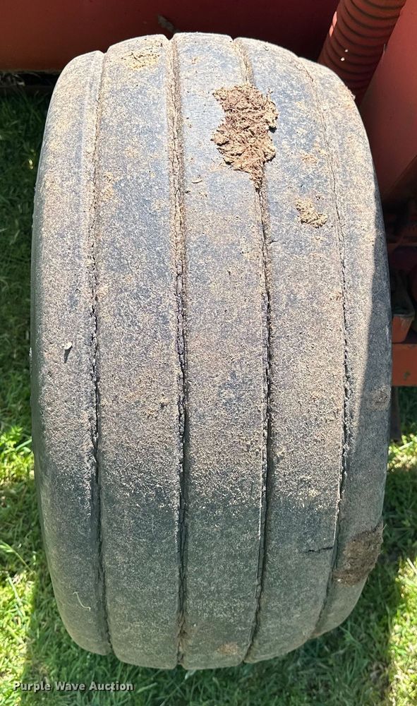 image for item NR9870 New Holland  116 swather / windrower