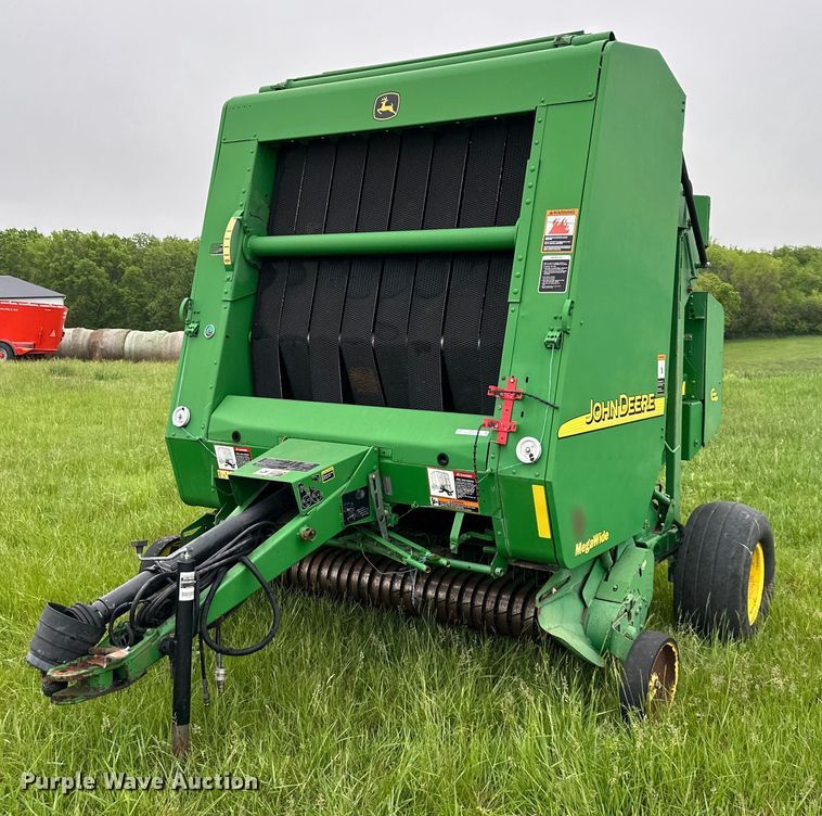 image for item NT9183 2002 John Deere 567 round baler