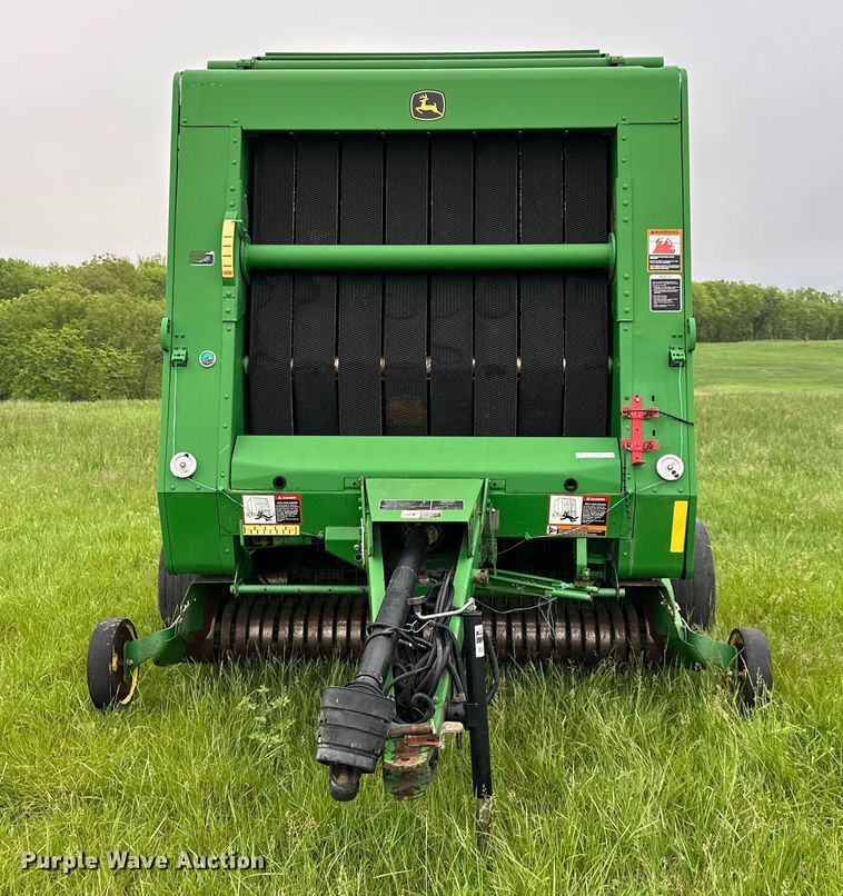 image for item NT9183 2002 John Deere 567 round baler