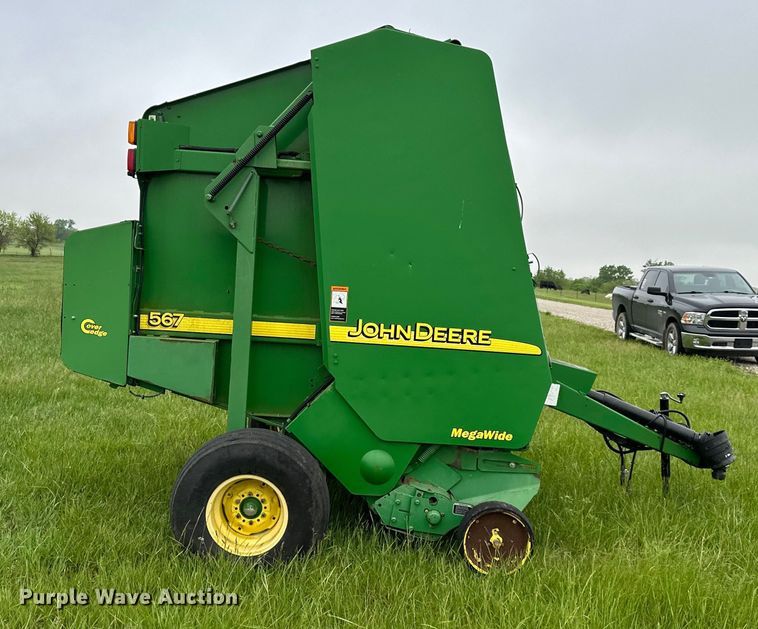 image for item NT9183 2002 John Deere 567 round baler