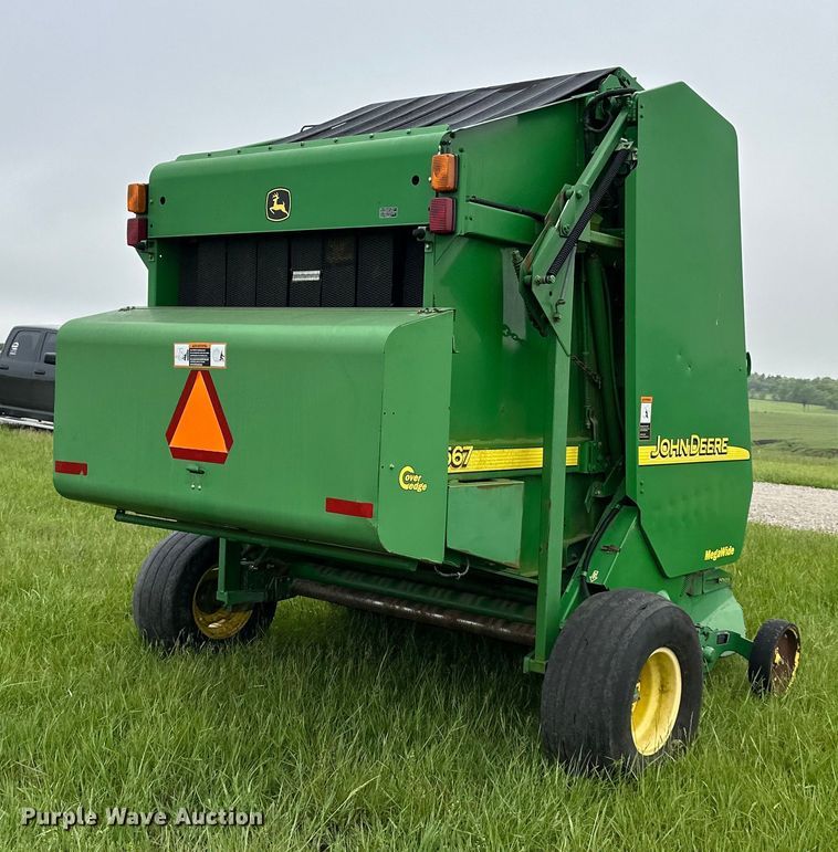image for item NT9183 2002 John Deere 567 round baler