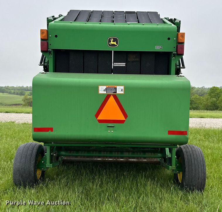 image for item NT9183 2002 John Deere 567 round baler