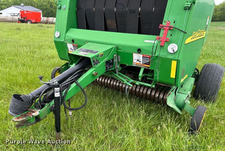 image for item NT9183 2002 John Deere 567 round baler