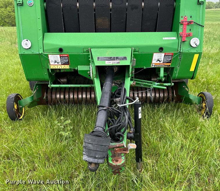 image for item NT9183 2002 John Deere 567 round baler